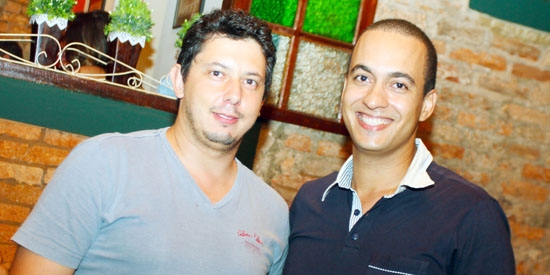 Amigos Danilo Ribeiro e Jorge Custódio em pizzaria